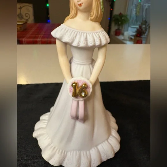 ‘Growing Up Girls’ Age 16 Porcelain Figurine - Picture 2 of 6